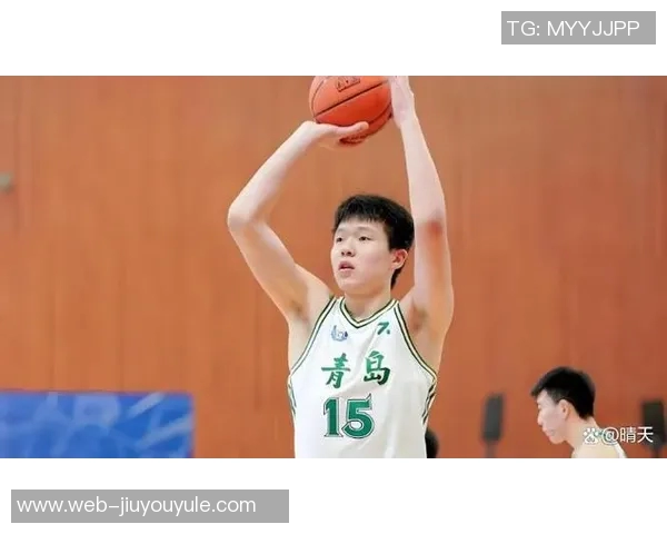 明日杨瀚森首秀即将开启粉色小书包陪伴他踏上NBA之旅 明日杨瀚森首秀即将开启粉色小书包陪伴他踏上NBA之旅